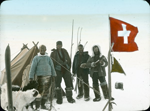 Expeditionsteilnehmer auf dem höchstem Punkt der Grönlanddurchquerung 1912 (© Bi