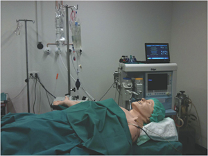 Am Patientensimulator können Ärzte und Pflegekräfte den Notfall trainieren.